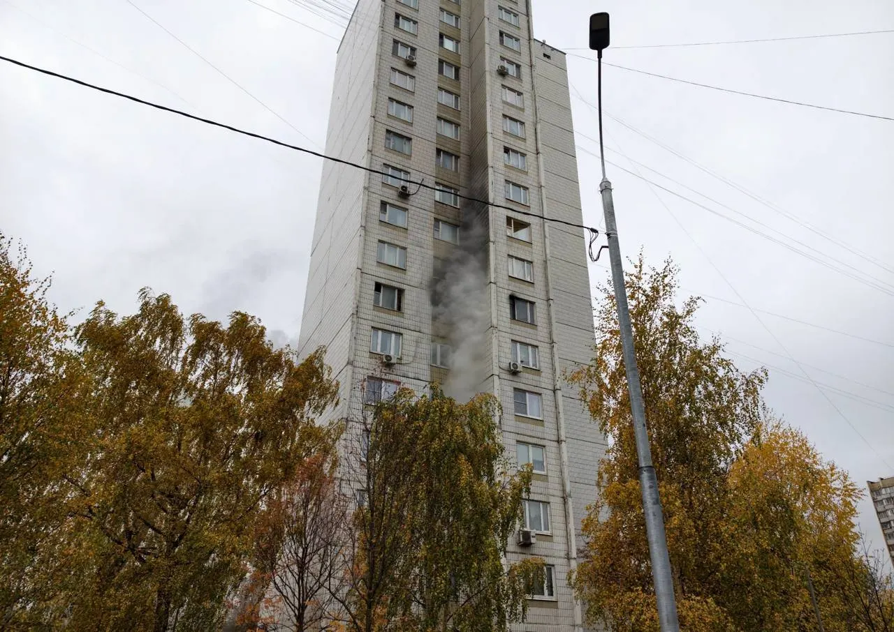 Из горящей квартиры в Северном Бутово спасены три ребенка и шесть взрослых; пожар ликвидирован.