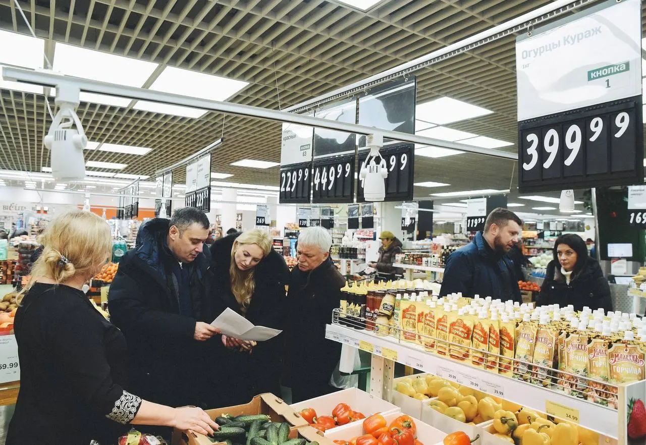 Опрос охватил 36 торговых предприятий Курской области. 39% назвали нехватку денег у покупателей одной из главных проблем. 22% оценили положение как неблагополучное, 78% — как удовлетворительное; 44% указали на высокую конкуренцию; среди прочих проблем — нехватка собственных средств, дорогая перевозка и кредиты.