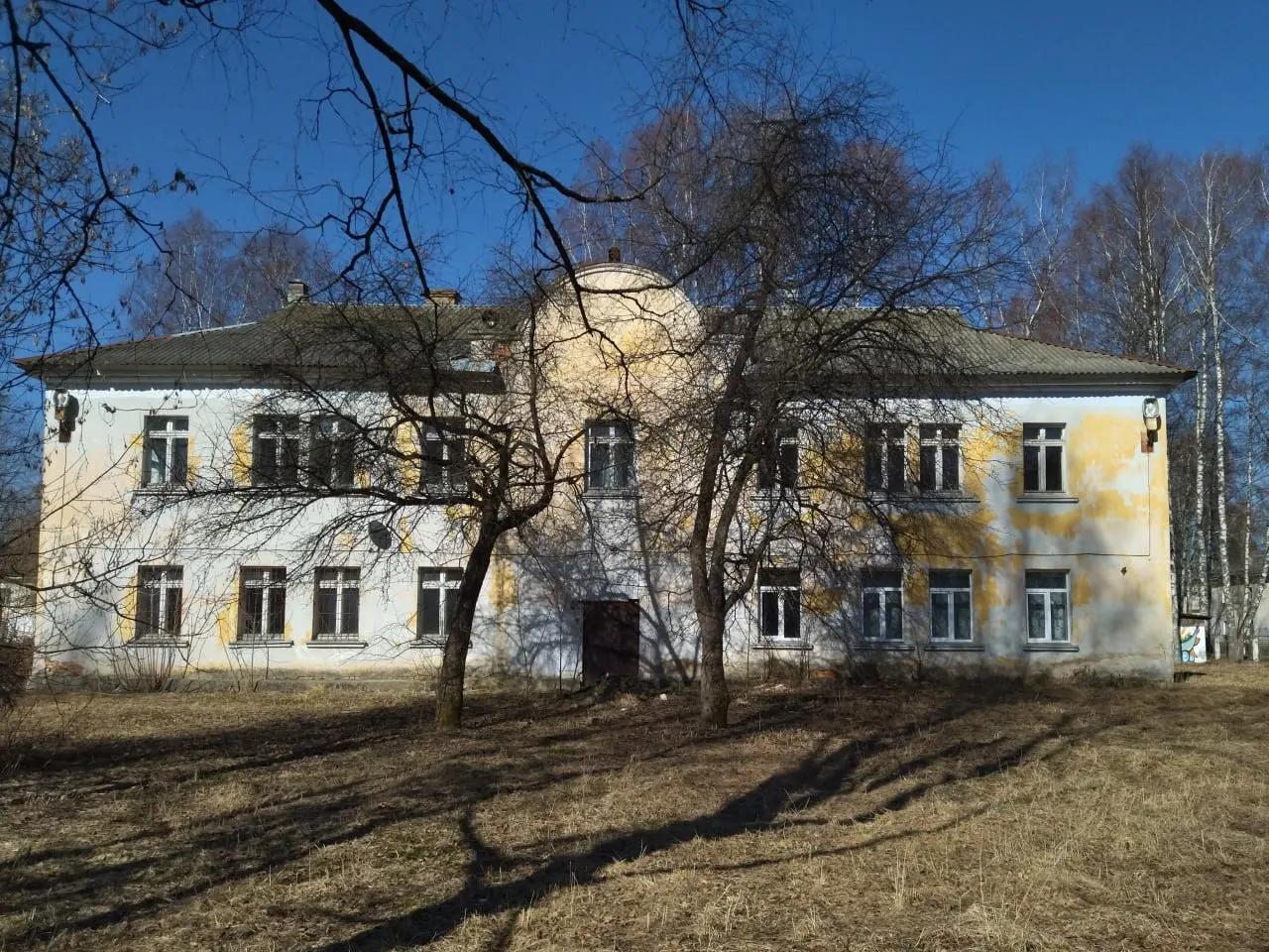 На торги выставят здание в Рыбинске по адресу Толбухина, 10. Площадь здания — 633,2 м², земельный участок — 4,2 тыс. м². Начальная цена — 9,5 млн ₽. Аукцион состоится 13 ноября; заявки принимаются до 10 ноября.