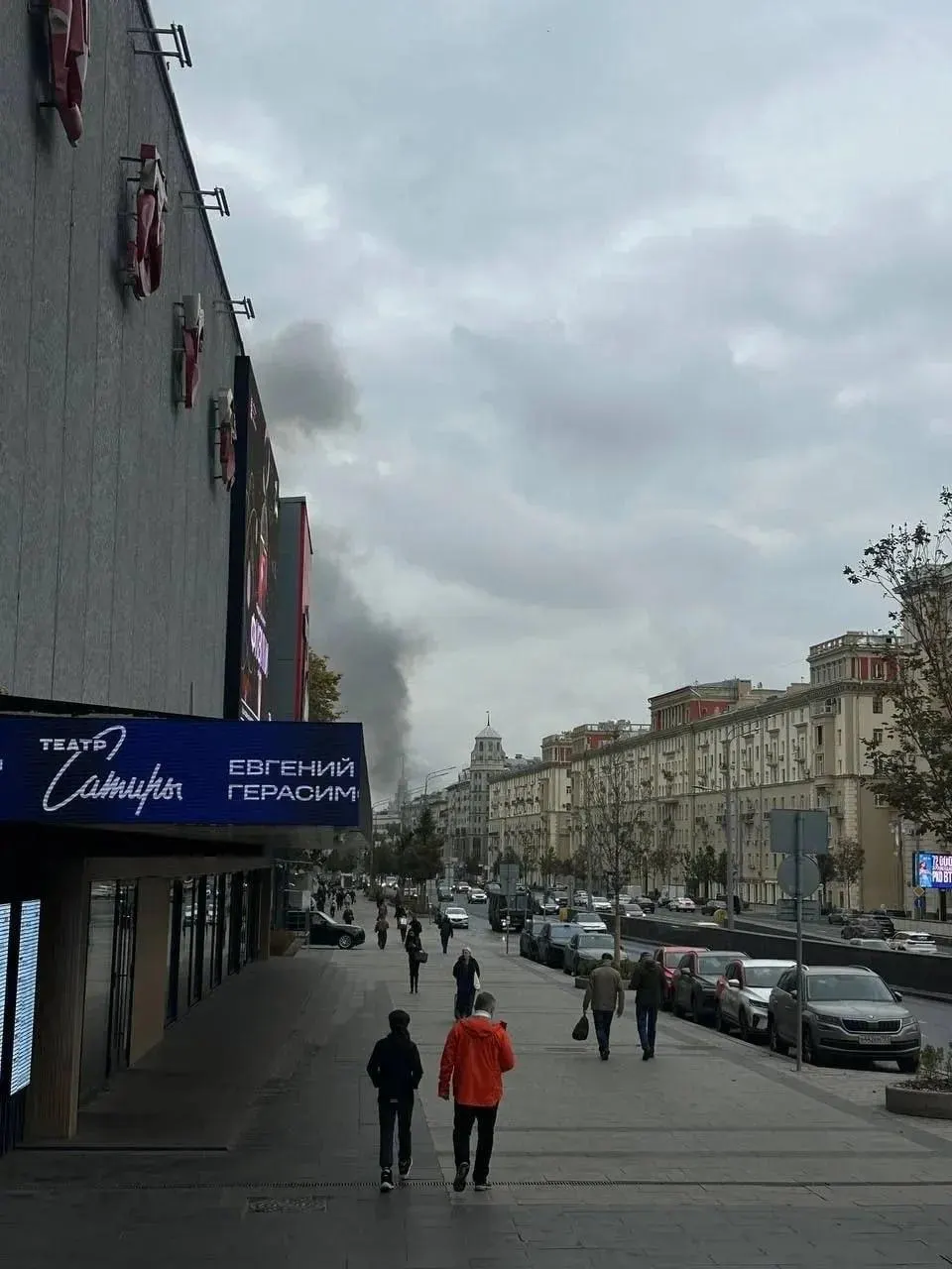 Пожар на крыше административного здания возле станции Баррикадная локализован до прибытия МЧС.