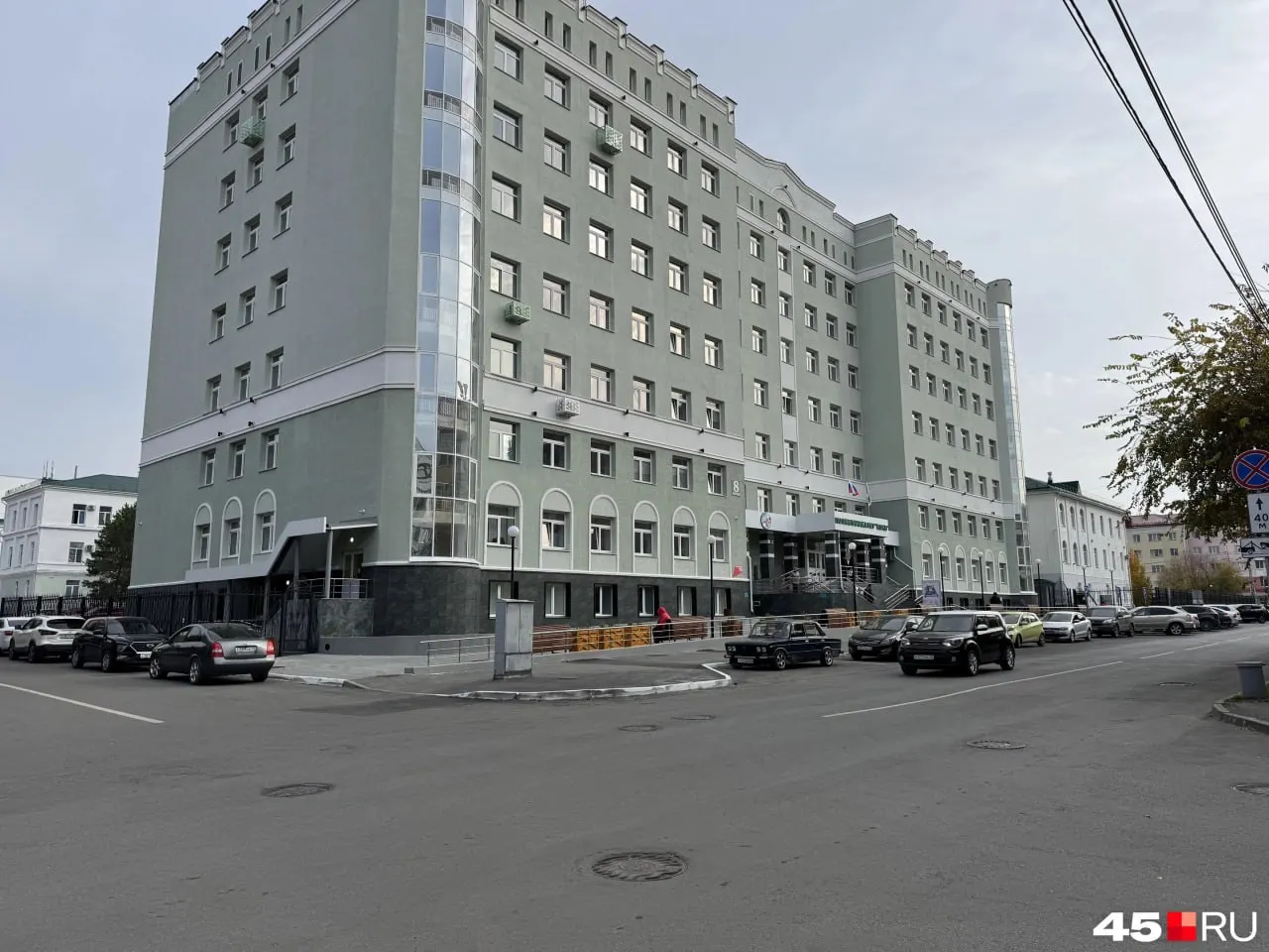 Новый корпус областной больницы объединяет поликлинику и лечебные отделения: открываются эндокринологический центр, эндоскопическое отделение и дневные стационары, между корпусами проложены тёплые переходы.