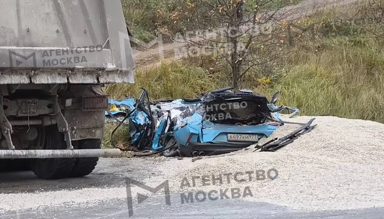 Грузовик опрокинулся на легковую машину в Домодедове; погибла женщина и её шестилетний ребёнок. По данным прокуратуры, водитель не соблюдал дистанцию.