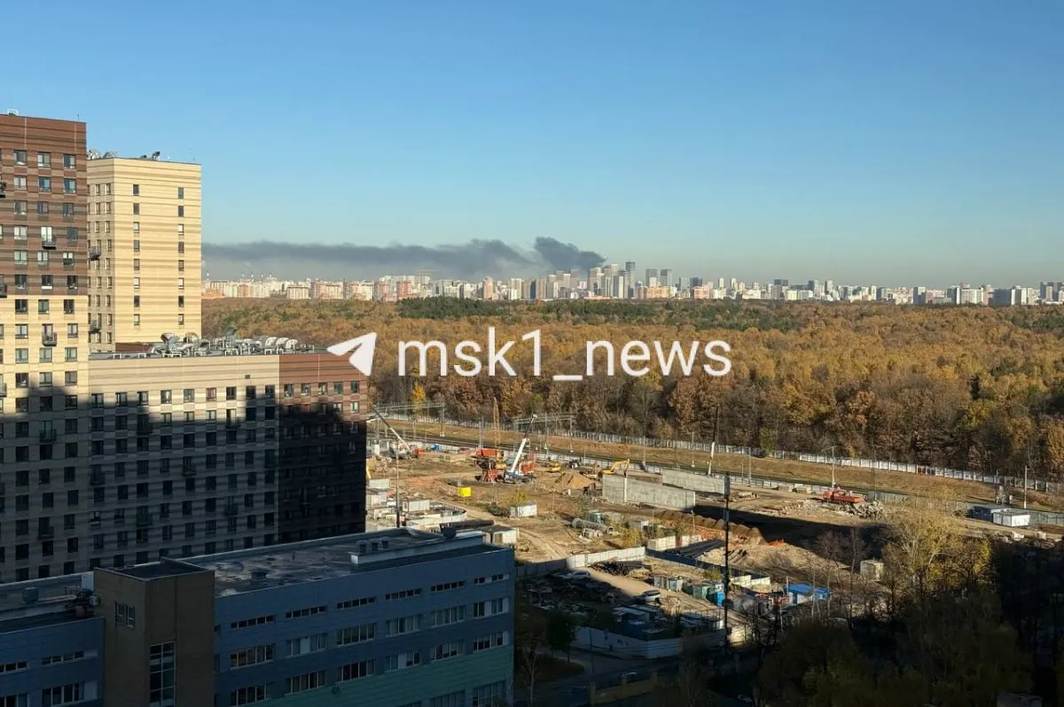 На Лианозовском проезде загорелся автосервис; огромный столб дыма заметен в соседних районах.