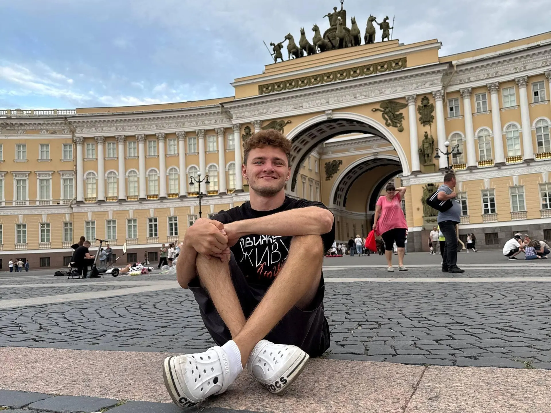 История о человеке с ДЦП, который превратил трудности в путь к популярности в сети и зарабатывает на мерче за пределами страны.