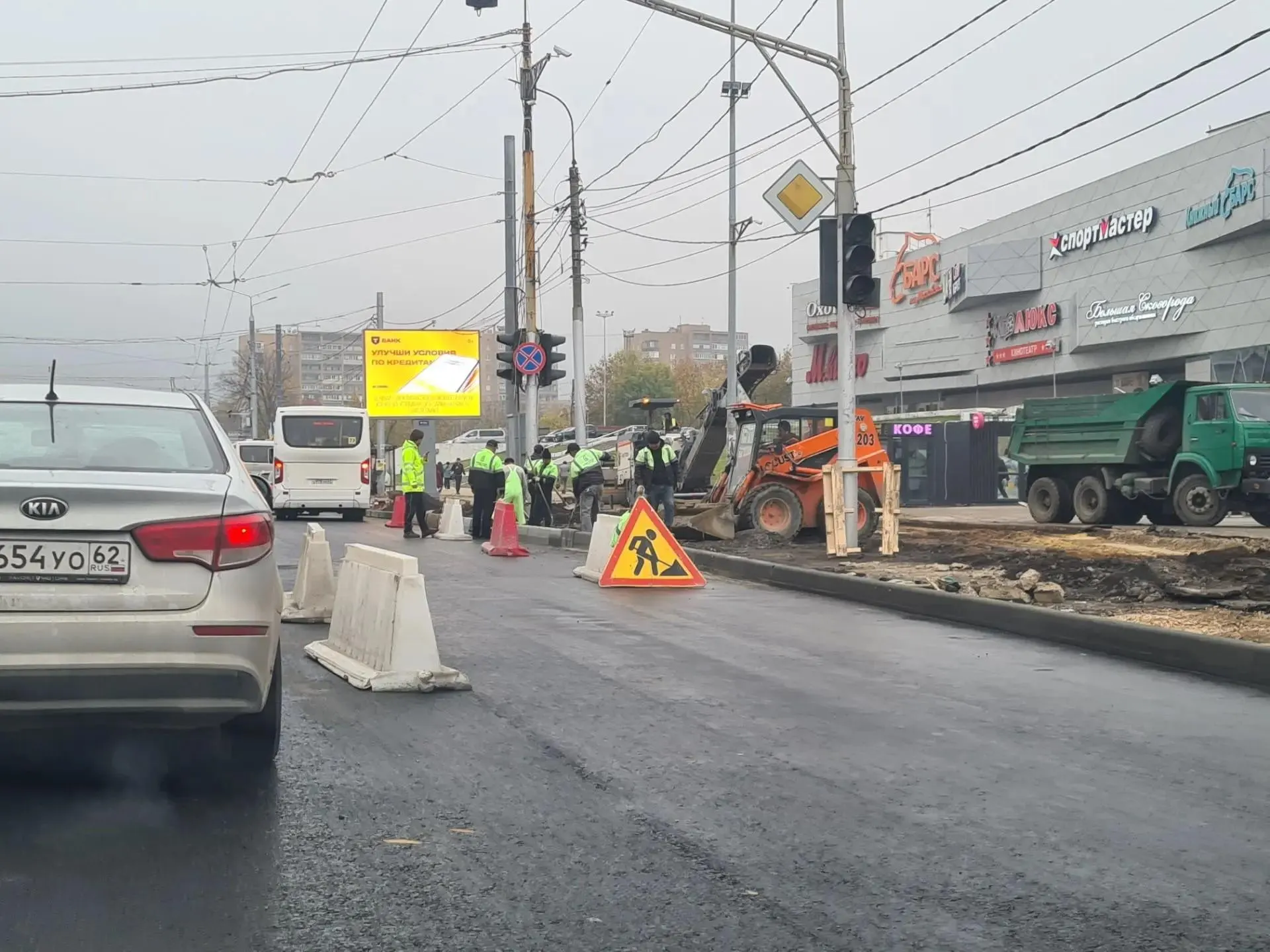 На Московском шоссе в регионе идут работы по обновлению дорожного покрытия на ремонтируемом участке.