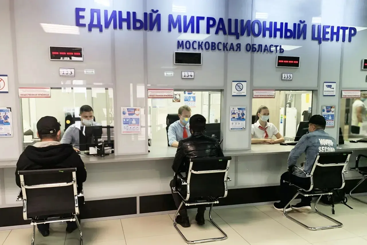 Правительство снизило квоту на выдачу разрешений на временное проживание иностранцам в 2027 году; регионы ЦФО получают меньшие лимиты, Москва и Санкт-Петербург — значительные сокращения.