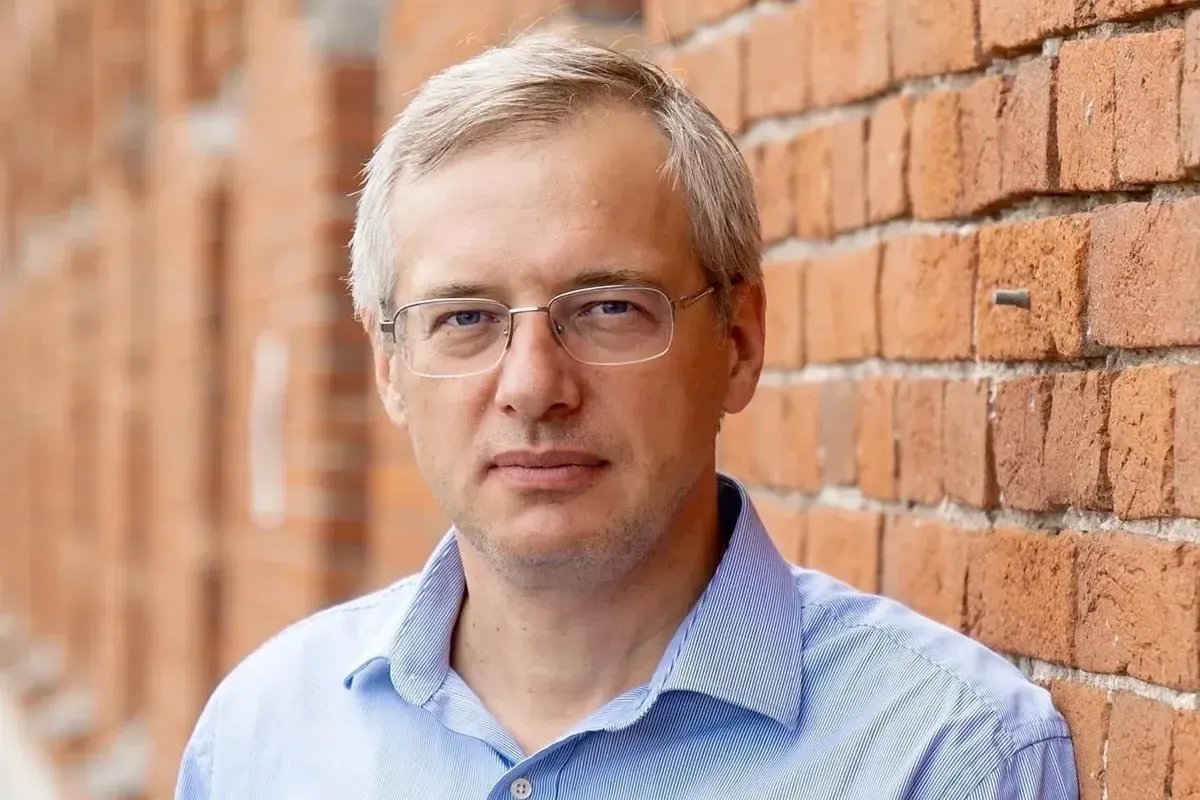 Сооснователь DNS назвал обвинение в покушении на сбыт наркотиков очень странным и потребовал гуманного отношения к задержанному политологу; материалы освещают условия содержания и дела вокруг Кынева.