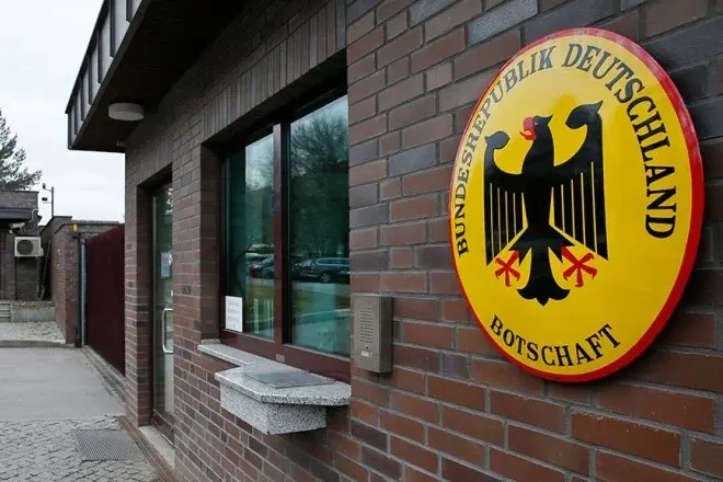 В Москве посольство Германии отказало выпускнице НИУ ВШЭ в учебной визе, сославшись на Ausweisungsinteresse; конкретные основания решения не раскрываются.