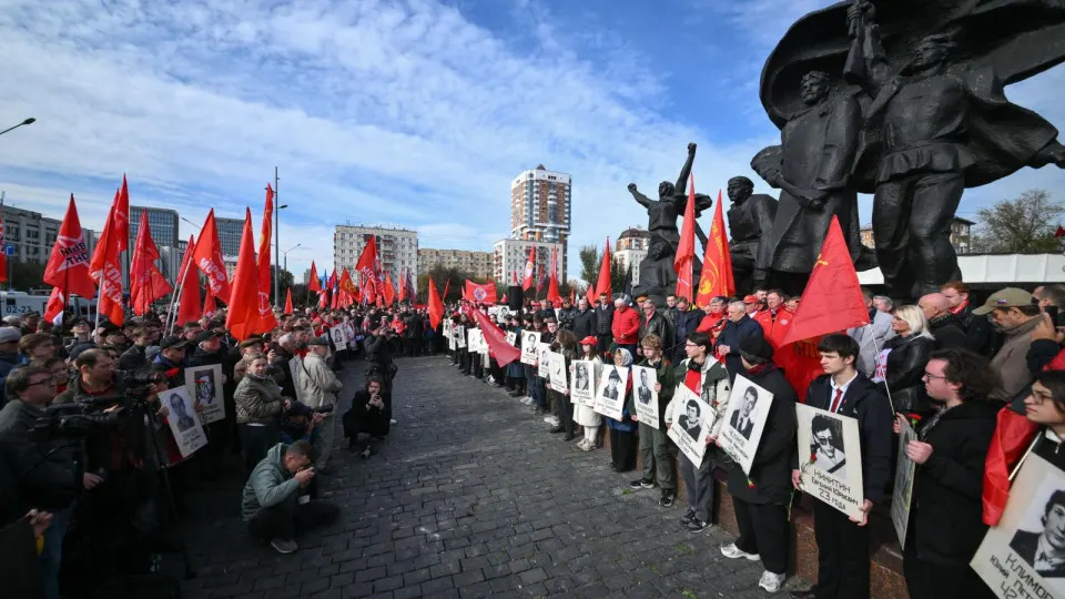 Суд Москвы арестовал двух митингующих КПРФ на 14 суток и вынес штраф за согласованную акцию, участники которой требовали освобождения заключённых и прекратить политические репрессии.