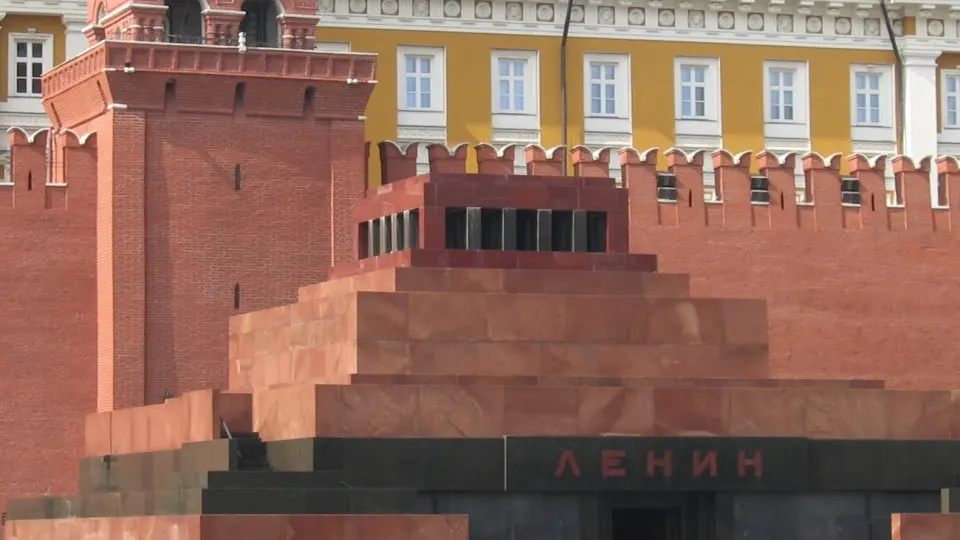 Столичный регион переживает серию массированных атак беспилотников, власти расширяют зону ПВО и вводят мобилизационные меры для защиты критически важных объектов.