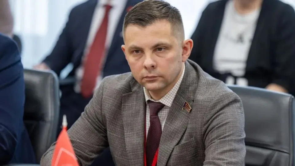 В Коми регионального руководителя КПРФ включили в перечень террористов — дело связано с обвинением в оправдании терроризма; задержание состоялось в Москве.