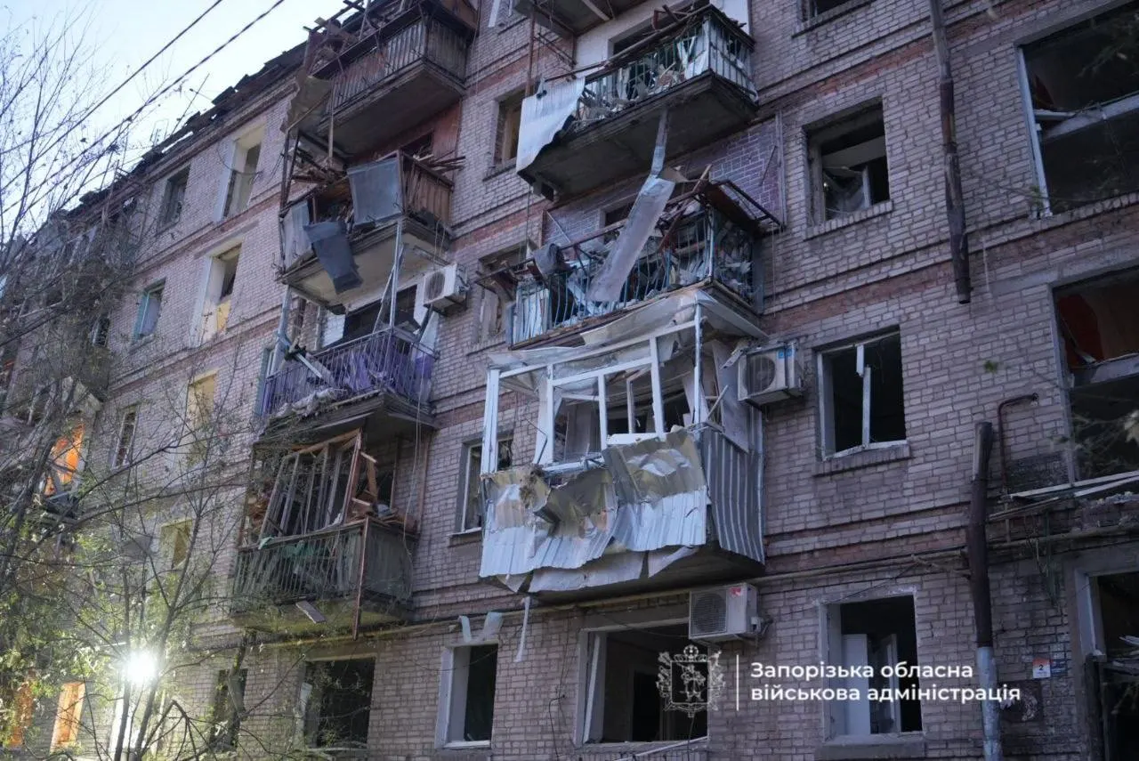 Утренний удар по Запорожью, ночные обстрелы в Белгородской и Калужской областях и обсуждения визитов в Москву; в регионе ЦФО принимаются меры безопасности и мониторинг ситуации.