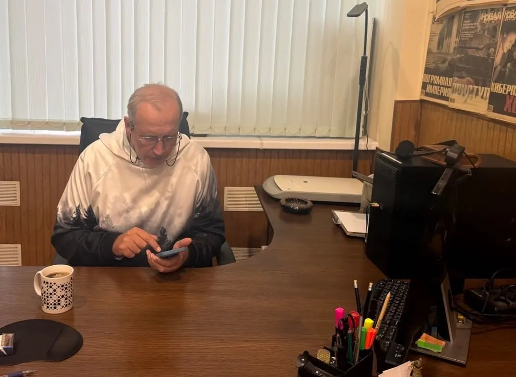 Соколов вернулся в редакцию после допроса по делу журналиста, где он выступал свидетелем; часть следственных действий прошла ранее. Обстоятельства не разглашаются из-за подписки.
