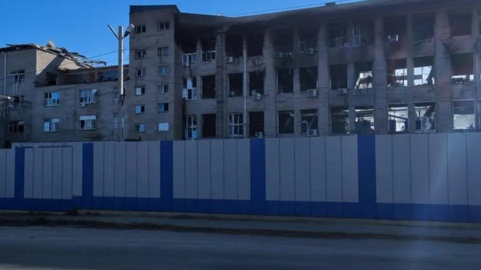Украинские силы нанесли удар по заводу в Ельце, произошёл пожар и повреждены цеха по производству элементов питания для боевых систем; погибли и пострадали люди, удар затронул регионы ЦФО.