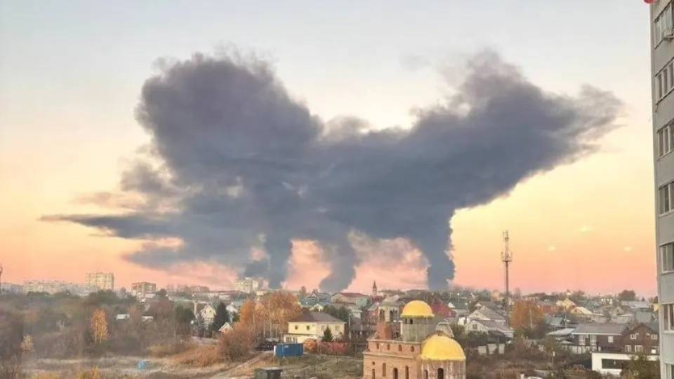 Несколько регионов пострадали от ночной атаки дронов: пожар на заводе в Брянской области, возгорание на НПЗ в Самарской области и временная блокировка московских аэропортов.
