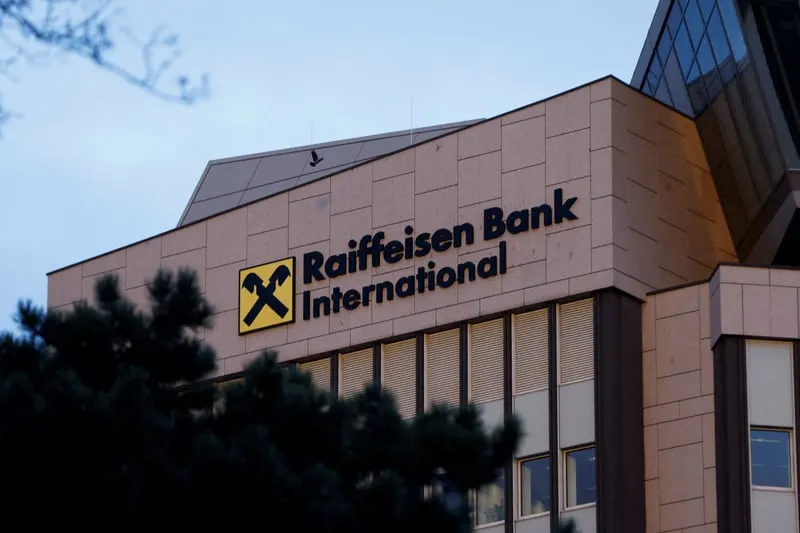 Австрийский банк RBI начал взимать комиссию в 200 евро за каждый перевод пенсий немецким пенсионерам, проживающим в России; обсуждаются условия оплаты и влияние санкций.