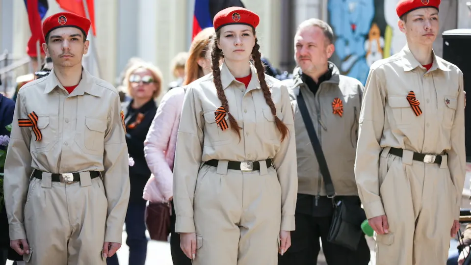 Расходы на патриотическое воспитание молодежи растут, но эксперты говорят о формальности мероприятий и усиливающейся военно-патриотической тематике в регионах.